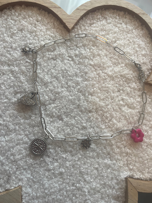 collier avec breloques rose